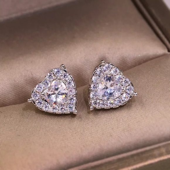 🎉Gift with Bundle🎉New! Cubic Zirconia Heart Studs - Picture 2 of 8